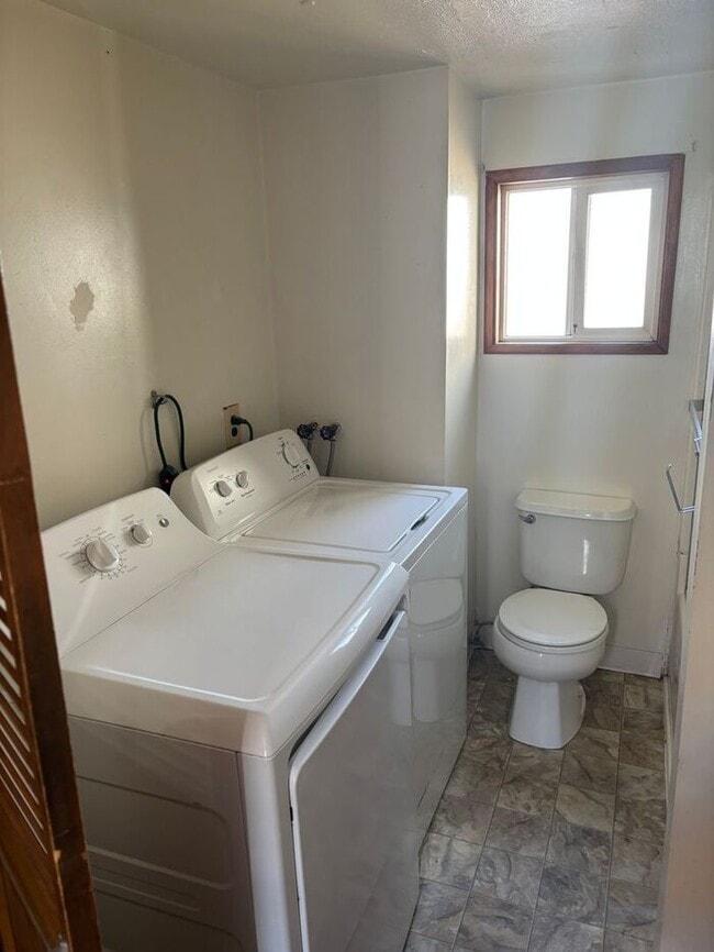 Building Photo - Spacious 2 Bed Trailer