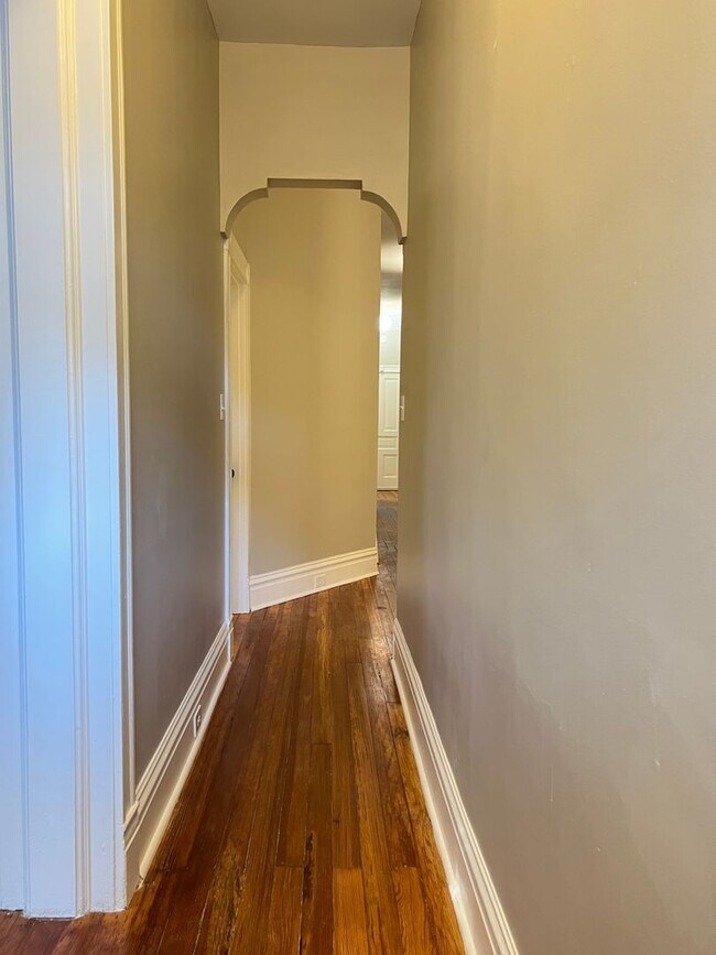 Building Photo - Extremely Spacious and Bright 2-Bedroom Apartment on Cherokee Street