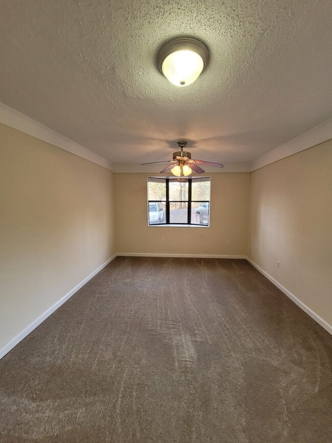 Building Photo - 492 Briarwood Ln