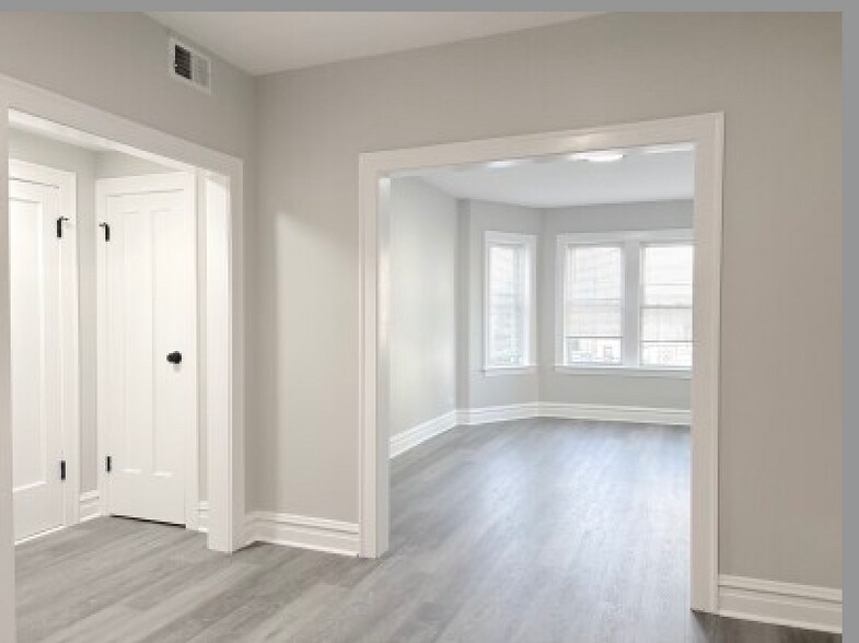 Building Photo - 2939 N Fairfield Ave