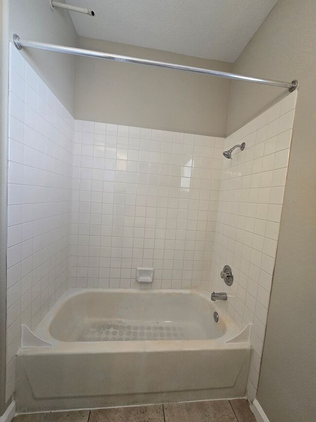 Building Photo - Beautiful 2 Bedroom Condo with Garage!