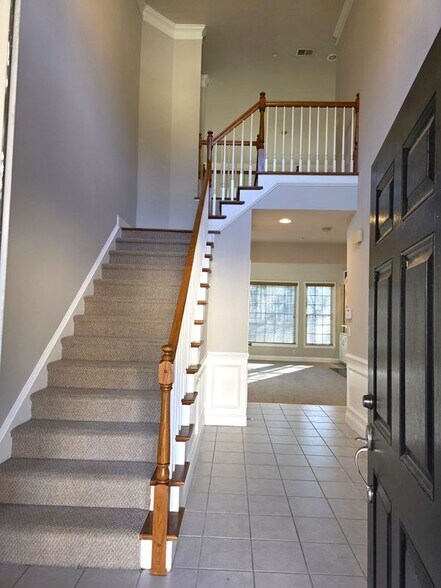 Building Photo - 617 Maple Grove Way