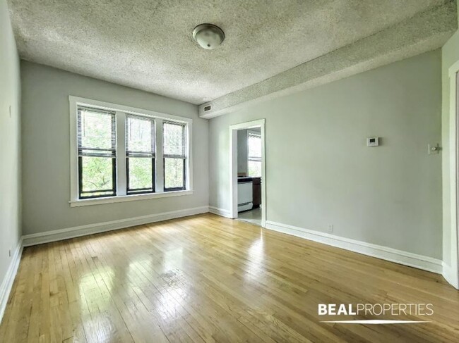 Building Photo - 2 bedroom in CHICAGO IL 60657
