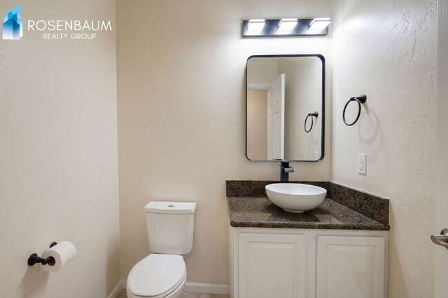 Building Photo - Beautiful 5-beds, 2.5-baths two-story home in the desirable Rancho Marana community!