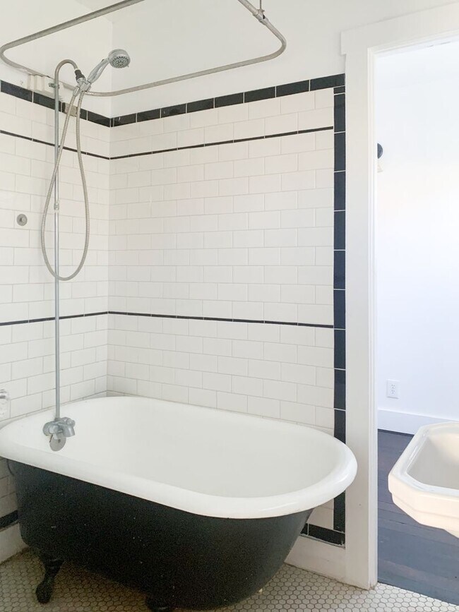 Building Photo - 5670 York Blvd