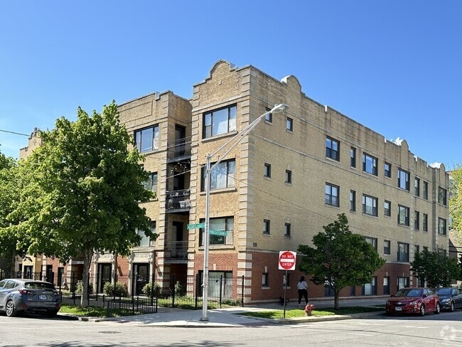 Building Photo - 2702 W Cortland St