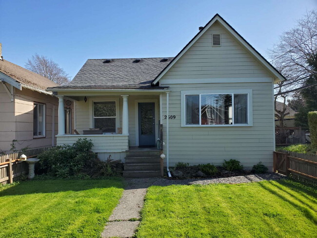 Primary Photo - Charming 2-Bed Home in Bellingham's Columb...