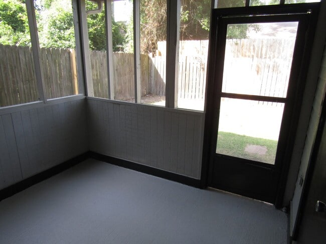 Building Photo - Charming 2 bed, 1.5 bath