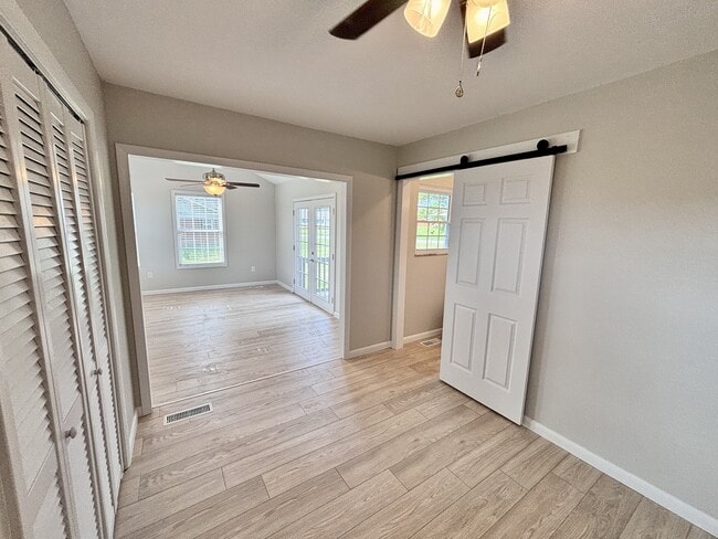 Building Photo - 120 Willow Dr