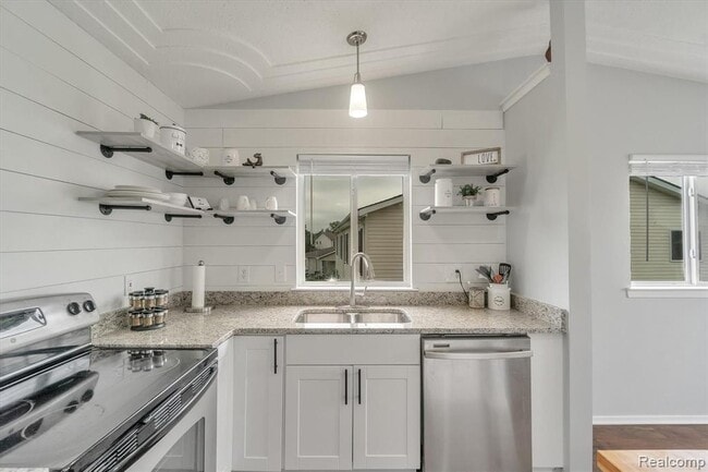 Building Photo - 1116 Lakeview Cir