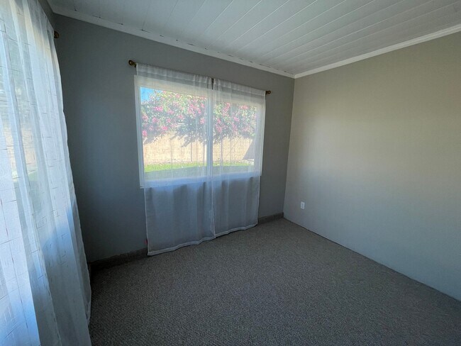 Building Photo - 3 Bedroom 2 Bathroom Home in Huntington Beach with Air Conditioning