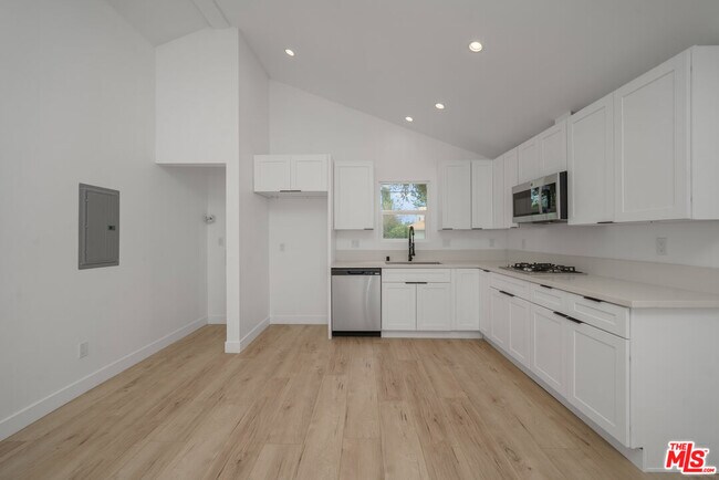 Building Photo - 6835 Yolanda Ave