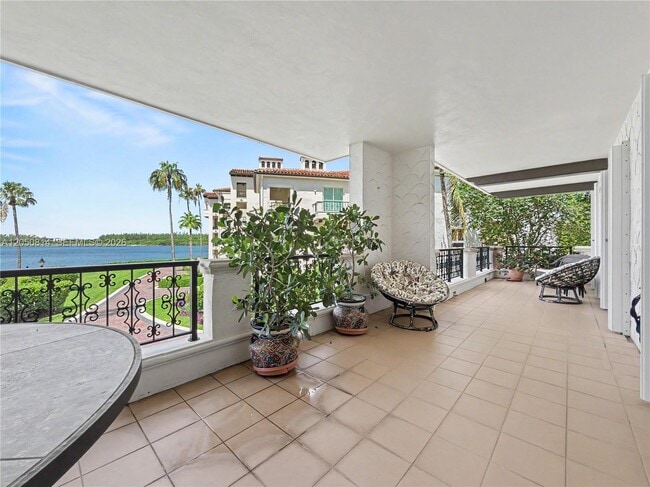 Building Photo - 2124 Fisher Island Dr