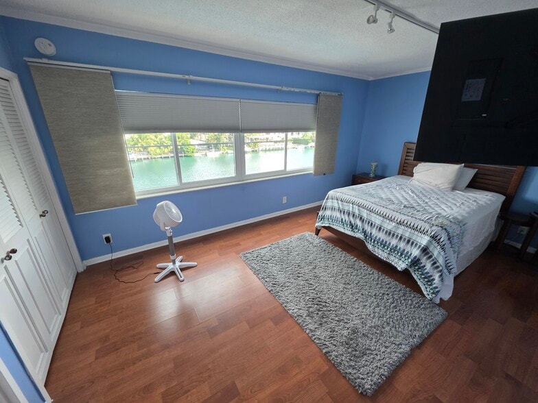 Building Photo - 9381 E Bay Harbor Dr