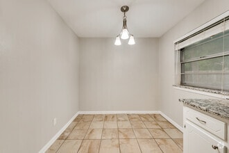 Building Photo - 1812 Ravenswood Dr N