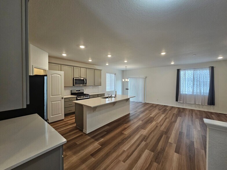 Building Photo - 10450 Summer Ridge Dr