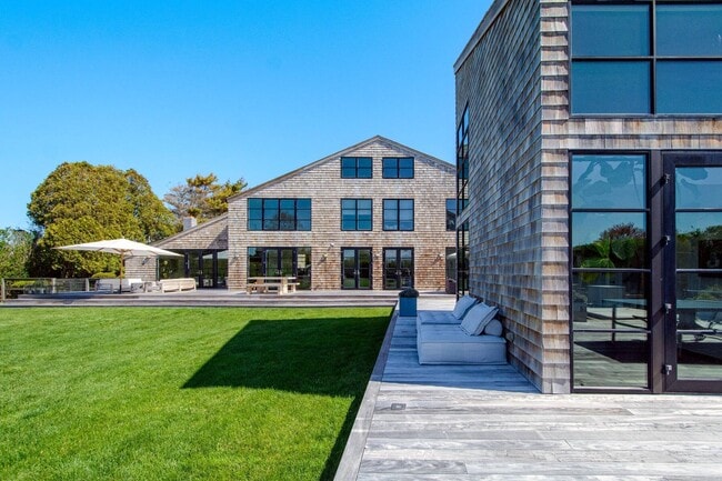 Building Photo - 811 Halsey Ln