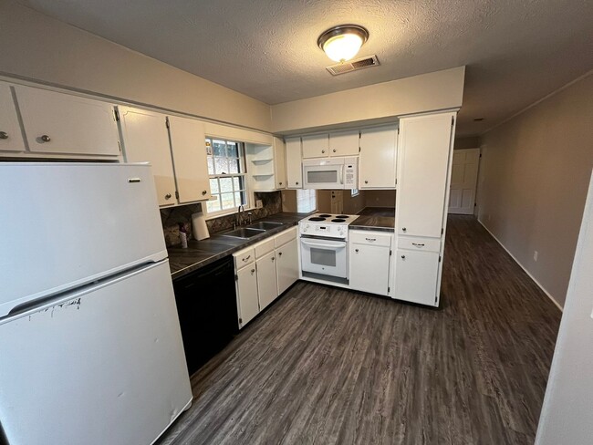 Building Photo - Welcome to this spacious 3-bedroom, 2-bath...