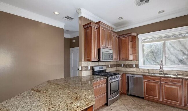 Building Photo - 3 Bed | 3.5 Bath - Biltmore Luxury Townhom...