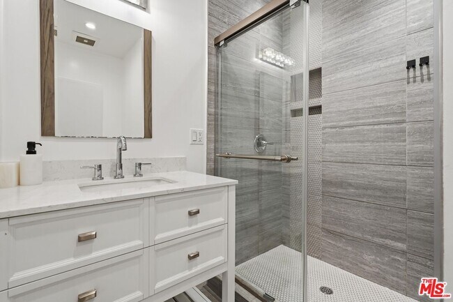 Building Photo - 455 Rexford Dr