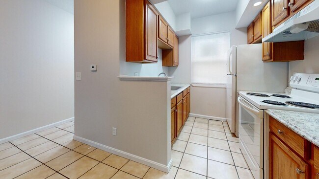 Building Photo - Elyria - updated 3 bed/1 bath townhouses for rent!