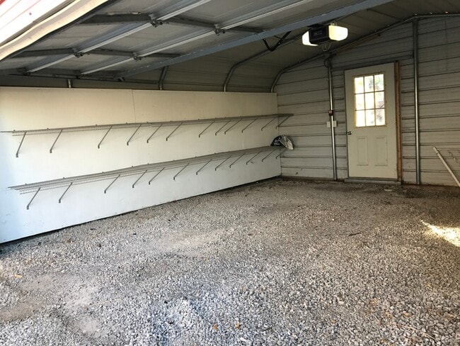 Building Photo - Large Renovated Home on the Hill with Garage!!