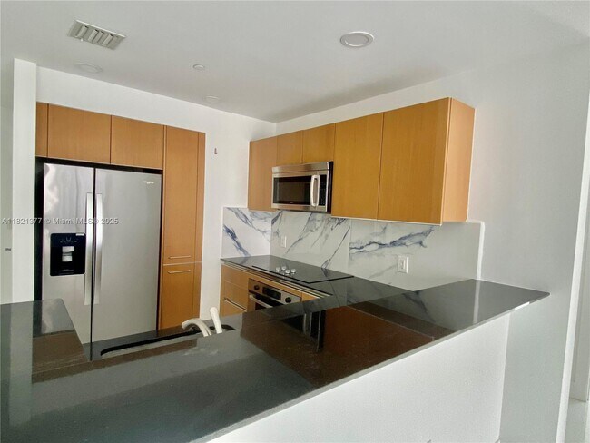 Building Photo - 1060 Brickell Ave