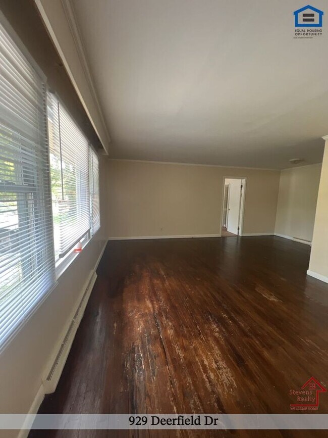 Building Photo - 929 Deerfield Dr