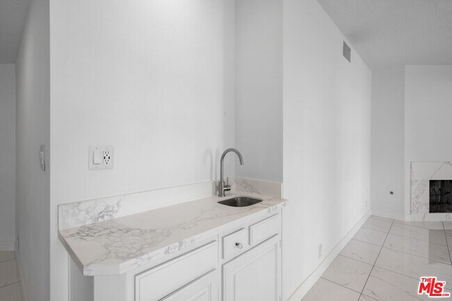 Building Photo - 4444 Wilshire Blvd