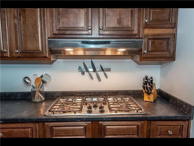 Building Photo - 3 bedroom - great location, central air, laundry.