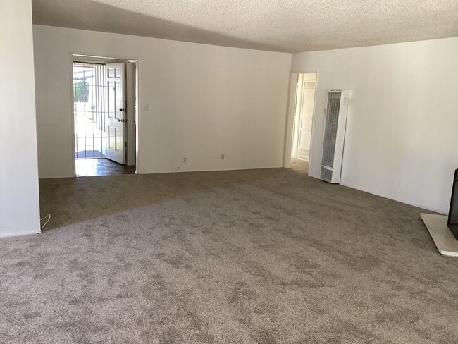 Building Photo - Centrally Located Single Story Ranch Style...