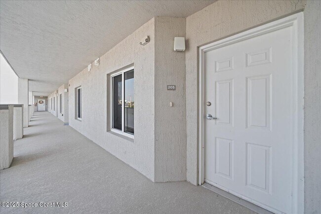 Building Photo - 1825 Riverside Dr