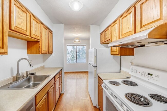 Building Photo - Top Floor 2bed/2bath in an Exclusive Community in the heart of Kirkland, WA!