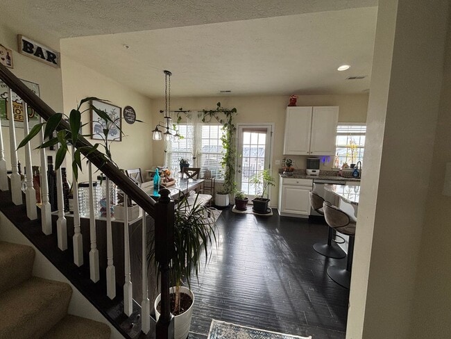 Building Photo - 3 Bedroom Townhome - Available March 1st!