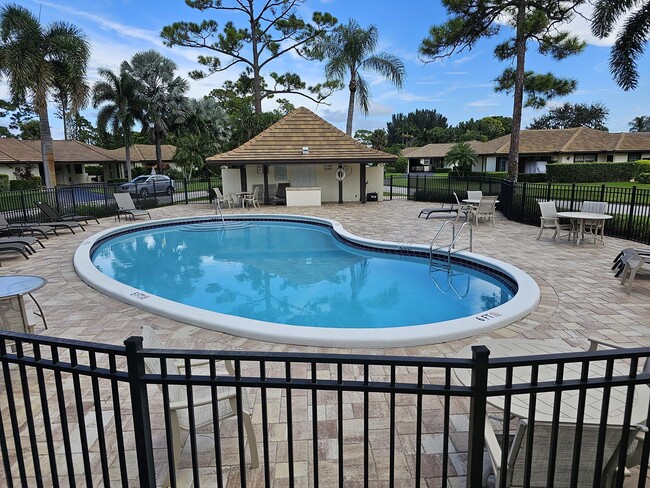 Building Photo - 435 Pine Villa Dr