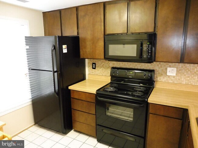 Building Photo - 9633 Brassie Way