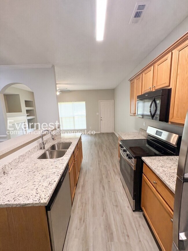 Building Photo - 3 Bed, 2 Bath Home with Garage / Pet-Friendly / Available Now!