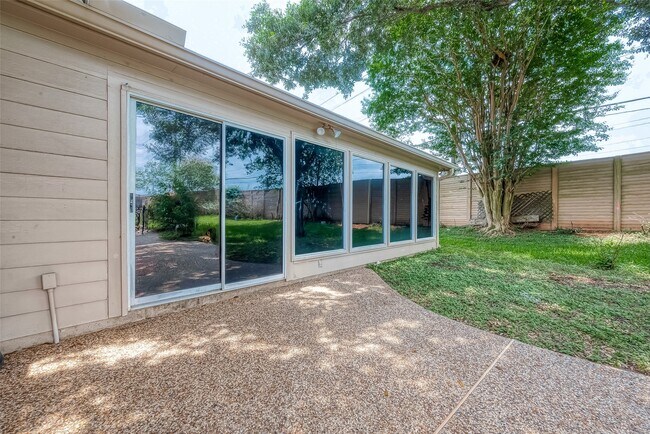 Building Photo - 1914 Rosebay Ct