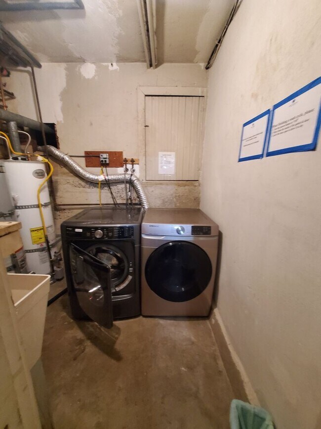 Building Photo - Top Floor Rockridge Two Bedroom Condo with...