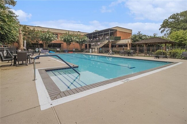 Building Photo - 300 Johnson Ferry Rd