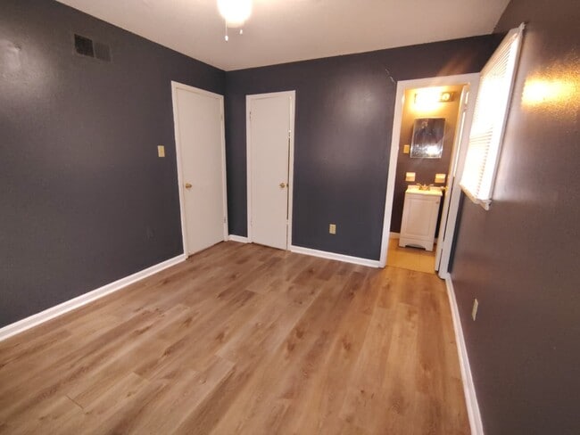 Building Photo - 587 Hillbrook Dr