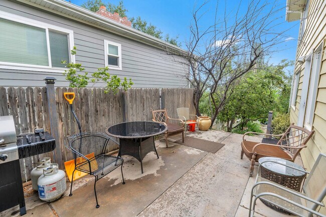 Building Photo - 665 Columbus St E