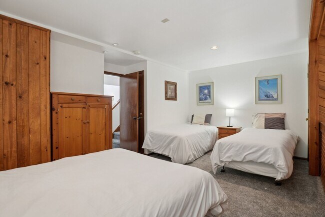 Building Photo - Serenity and Views with this 3 bedroom/3Bathroom Townhome in Buffalo Ridge