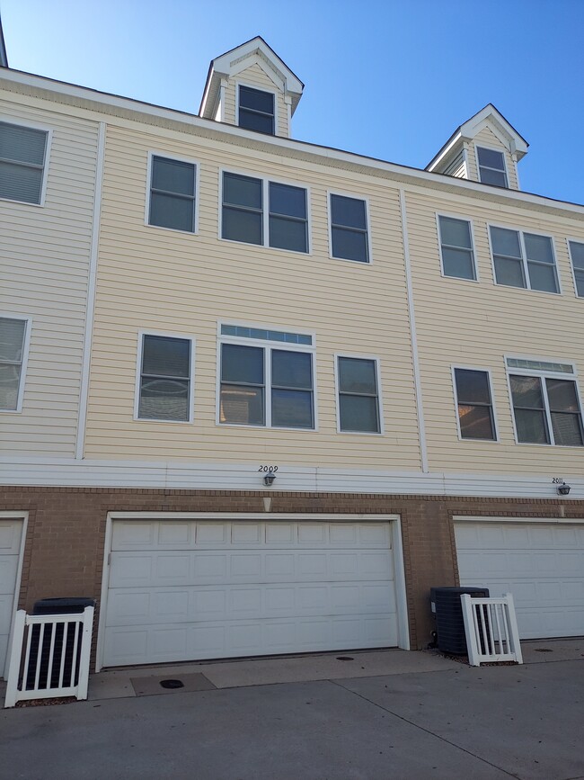 Building Photo - 2009 Baltic Ave