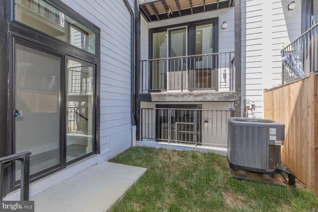 Building Photo - 722 Kenyon St NW