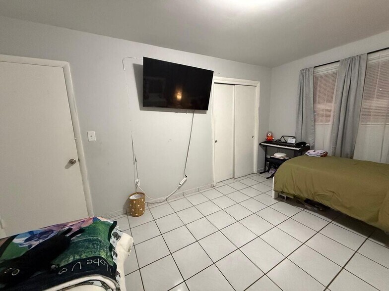 Building Photo - 2734 NW 16th Terrace