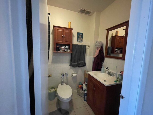 Building Photo - Spacious Studio Apartment Available in Jun...