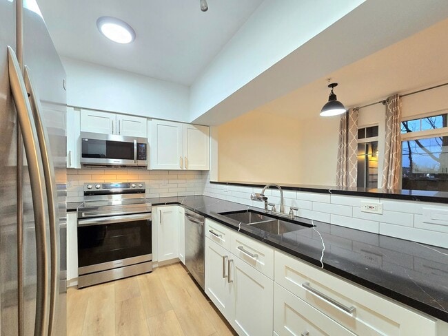 Building Photo - 1 Bedroom 1 Bathroom Condo in Bothell - Pet Friendly!