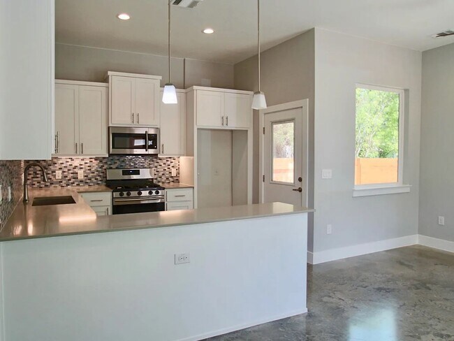 Building Photo - East Riverside near parks