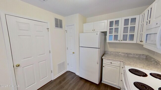 Building Photo - 4158 Breezewood Dr